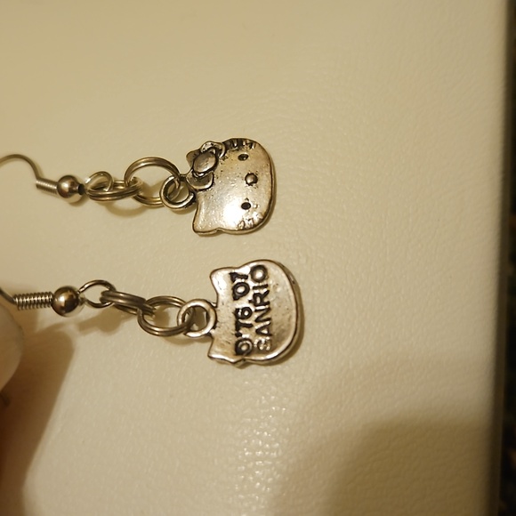 Handcrafted hello kitty earrings - Picture 3 of 3